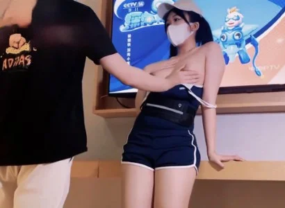 Nhân viên bán TV xinh đẹp cùng khách hàng may mắn
