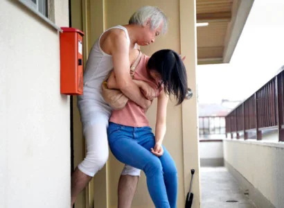Cô vợ trẻ mới cưới bị bố chồng già chịch