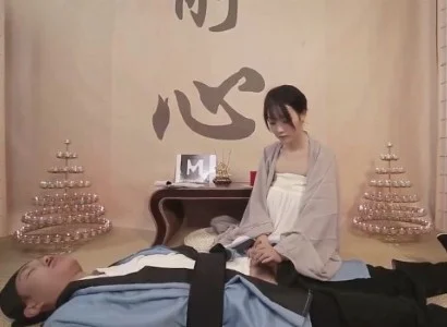 Cô gái áo tu giúp vị đạo sĩ bị thương