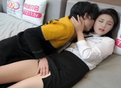 Cô gái văn phòng xinh phục vụ sếp kín đáo vì tiền