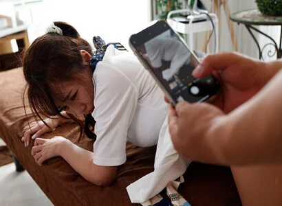 Đang triệt lông quá hưng phấn nên đè ra