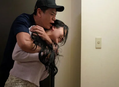 Nữ ca sĩ bị người hâm mộ cưỡng bức vì sự ngon lành của cơ thể