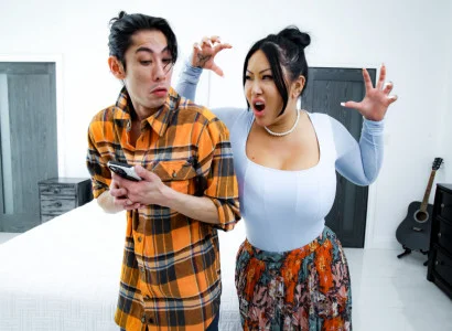 Con trai này mang lại cho mẹ kế xăm trổ hàng múp cực khoái