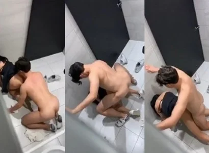 Hai người lớn đang quan hệ trong WC, không hay biết bị quay