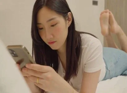Cô ấy tằng tịu với anh nhân viên giao hàng