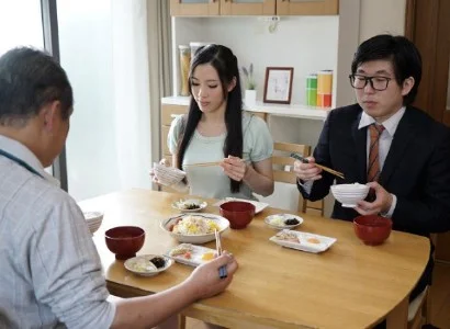 Nứng quá, con dâu banh vùng kín ra cho bố chồng địt