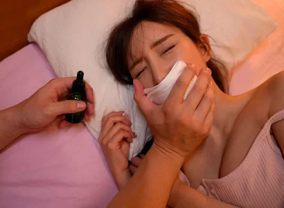 Gã để cô em họ xinh đẹp uống thuốc mê rồi quan hệ